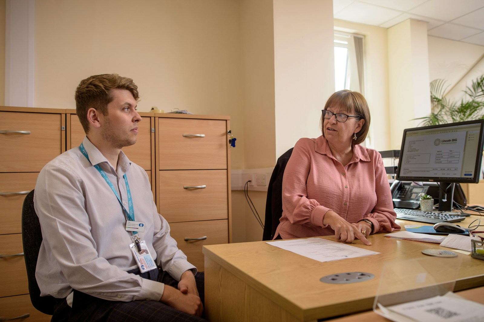 praca w urzędzie/ Centre for Ageing Better/ Unsplash