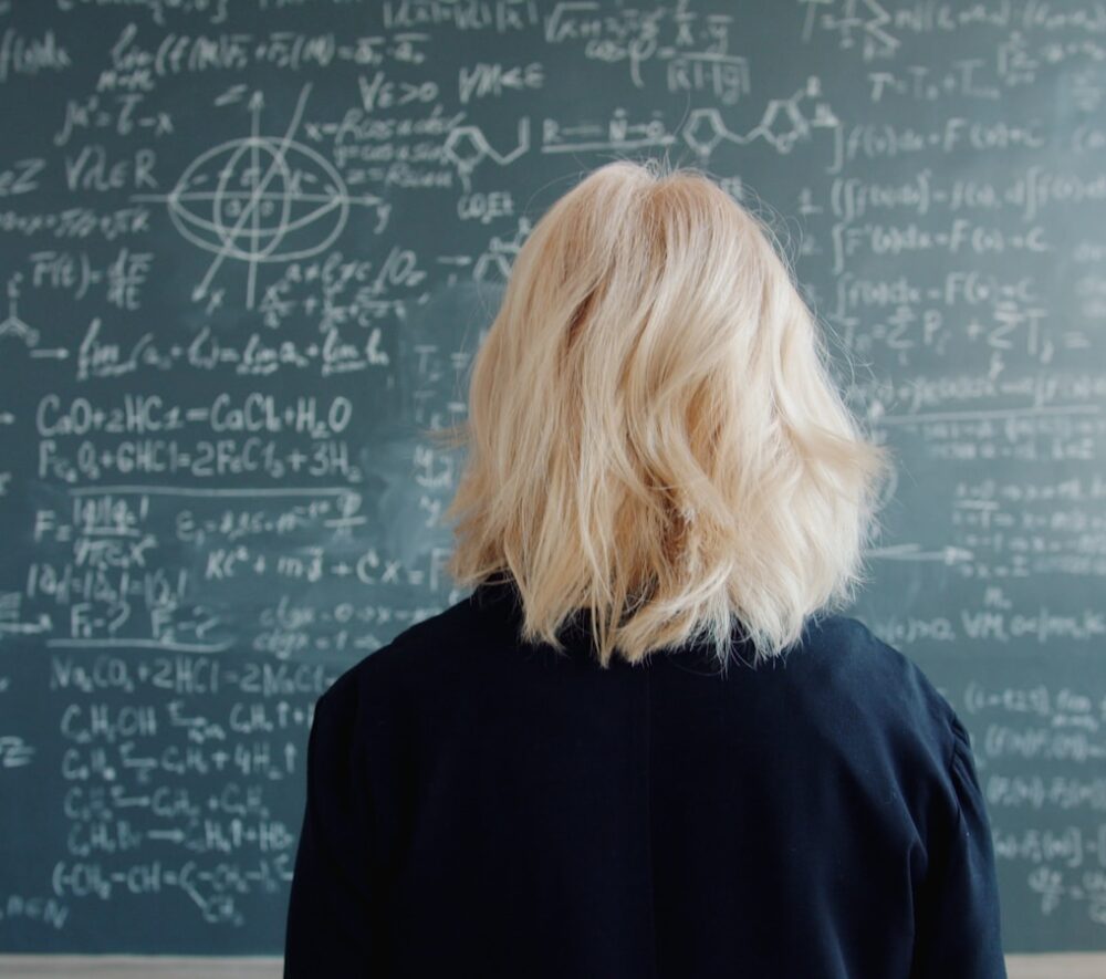 kobieta przed tablicą/ fot: Vitaly Gariev/ Unsplash