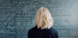 kobieta przed tablicą/ fot: Vitaly Gariev/ Unsplash