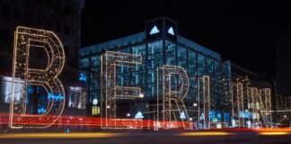 neon z napisem BERLIN/ fot: Levin/ Unsplash