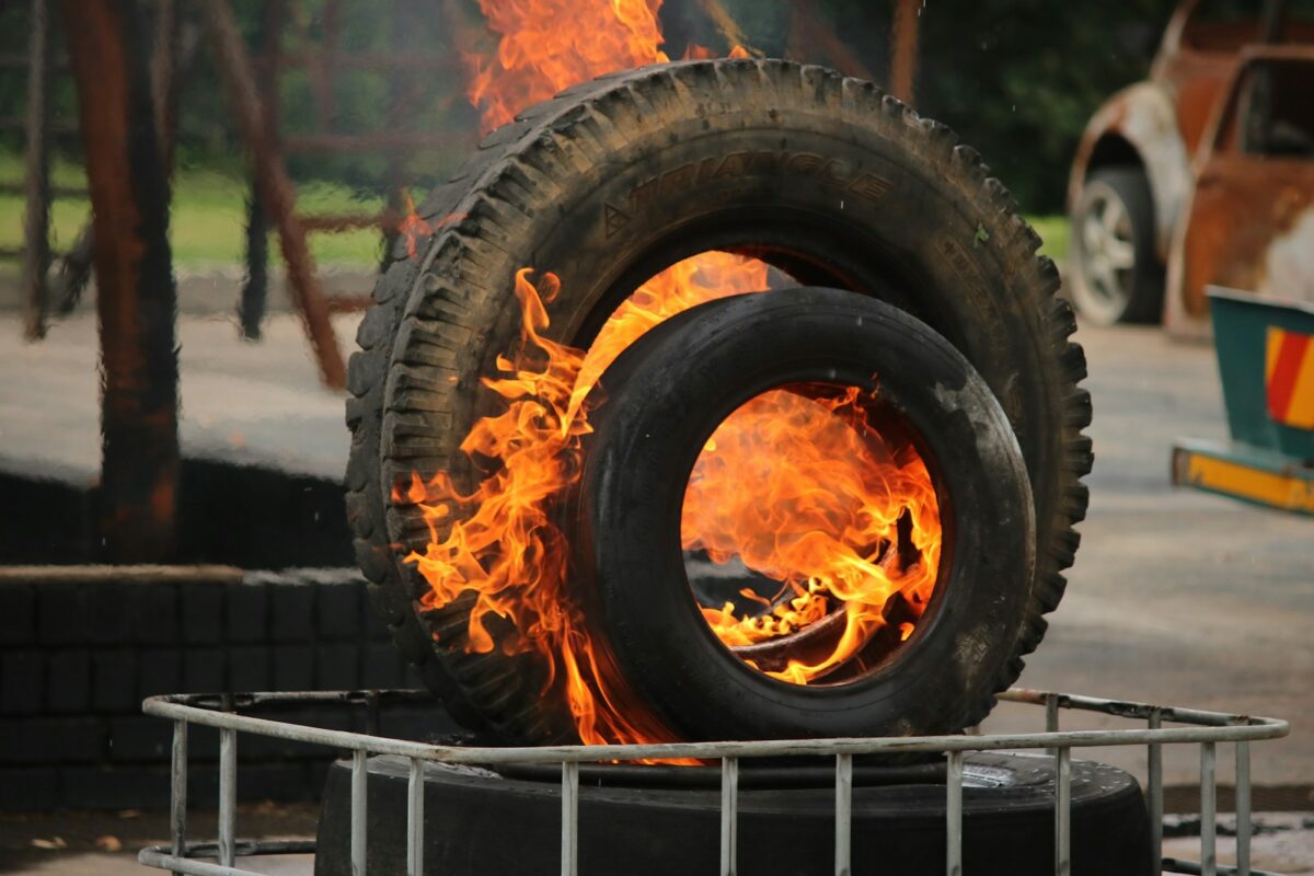 płonące opony/ fot: Costa Mokola/ Unsplash