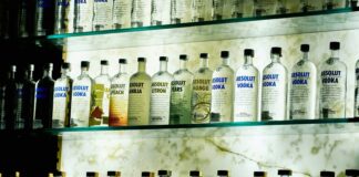 butelki wódki na półkach/ fot: Carlos Irineu da Costa/ Usplash