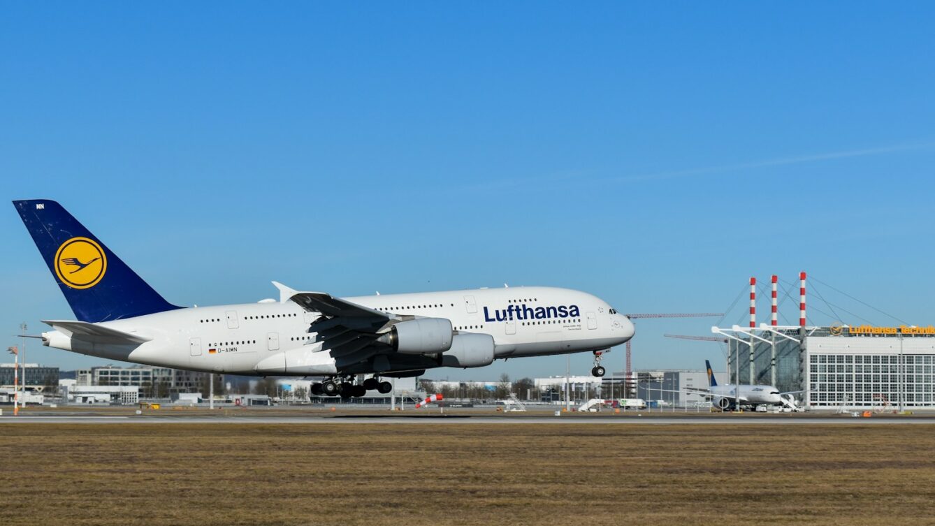 Lądowanie samolotu Lufthansa/ fot: David Syphers/ Unsplash