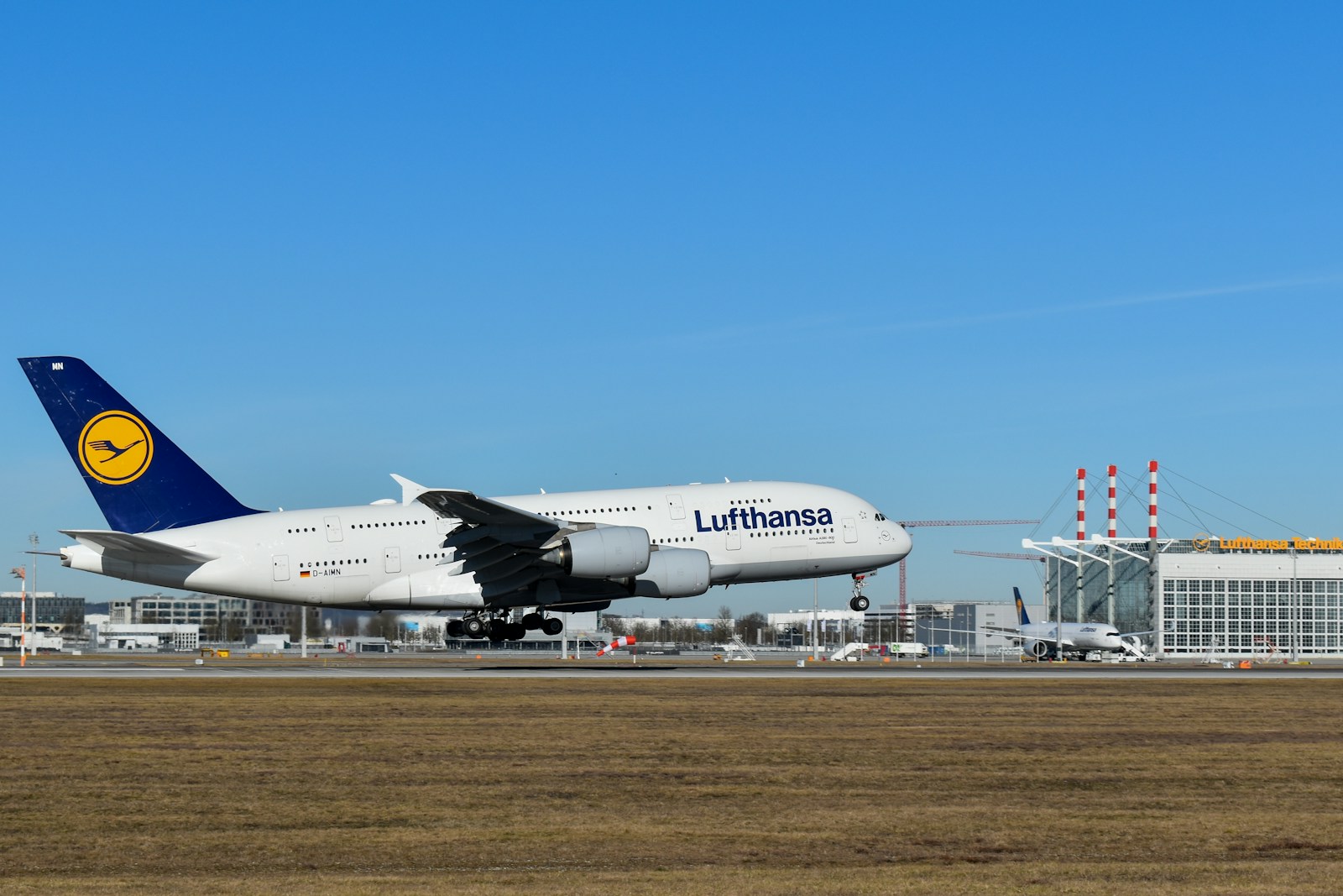 Lądowanie samolotu Lufthansa/ fot: David Syphers/ Unsplash