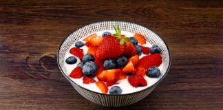 jogurt z truskawkami i orzechami/ Wesual Click/ Unsplash