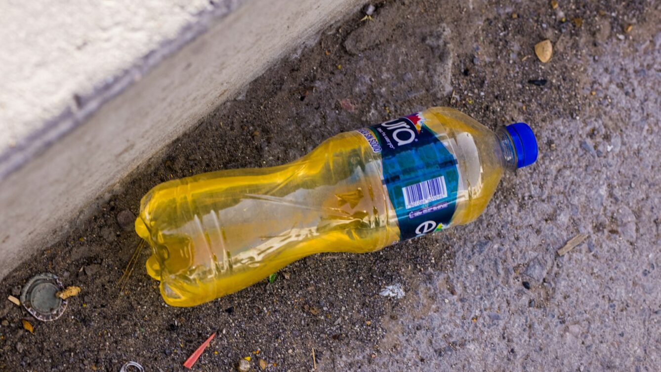 butelka z żółtym płynem/ fot: Daniel Lloyd Blunk-Fernández/ Unsplasch