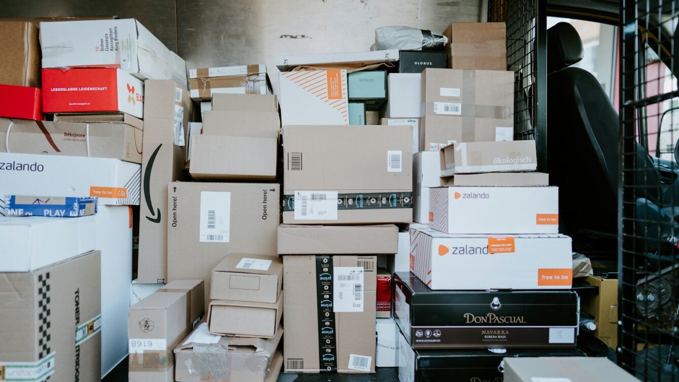 furgonetka kuriera/ fot: Claudio Schwarz/ Unsplash