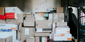 furgonetka kuriera/ fot: Claudio Schwarz/ Unsplash