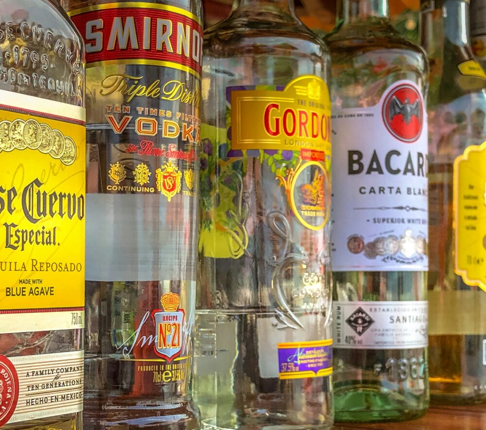 napoje alkoholowe na półce/ fot: Andreas M/ Unsplash