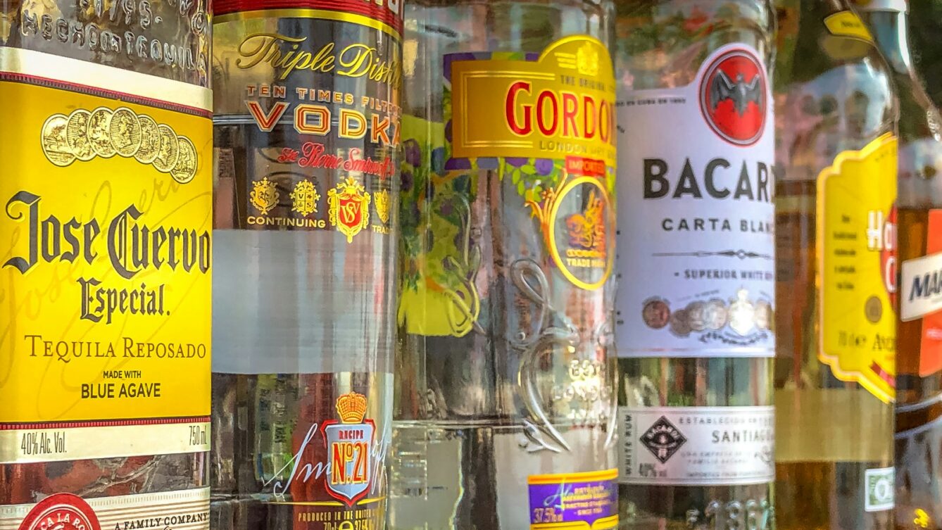 napoje alkoholowe na półce/ fot: Andreas M/ Unsplash