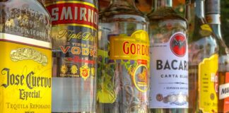 napoje alkoholowe na półce/ fot: Andreas M/ Unsplash