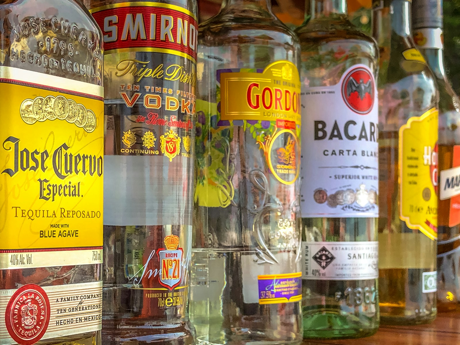 napoje alkoholowe na półce/ fot: Andreas M/ Unsplash