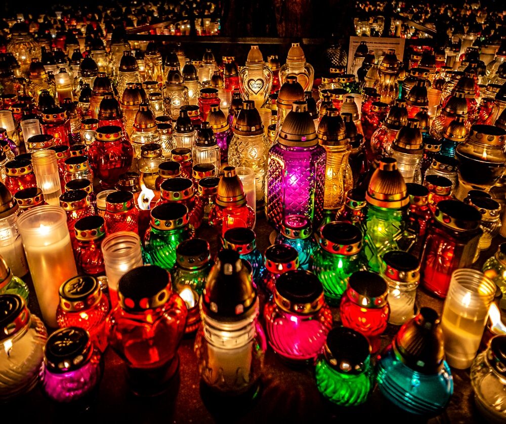 znicze na Wszystkich Świętych/ fot Ludomił Sawicki/ Unsplash