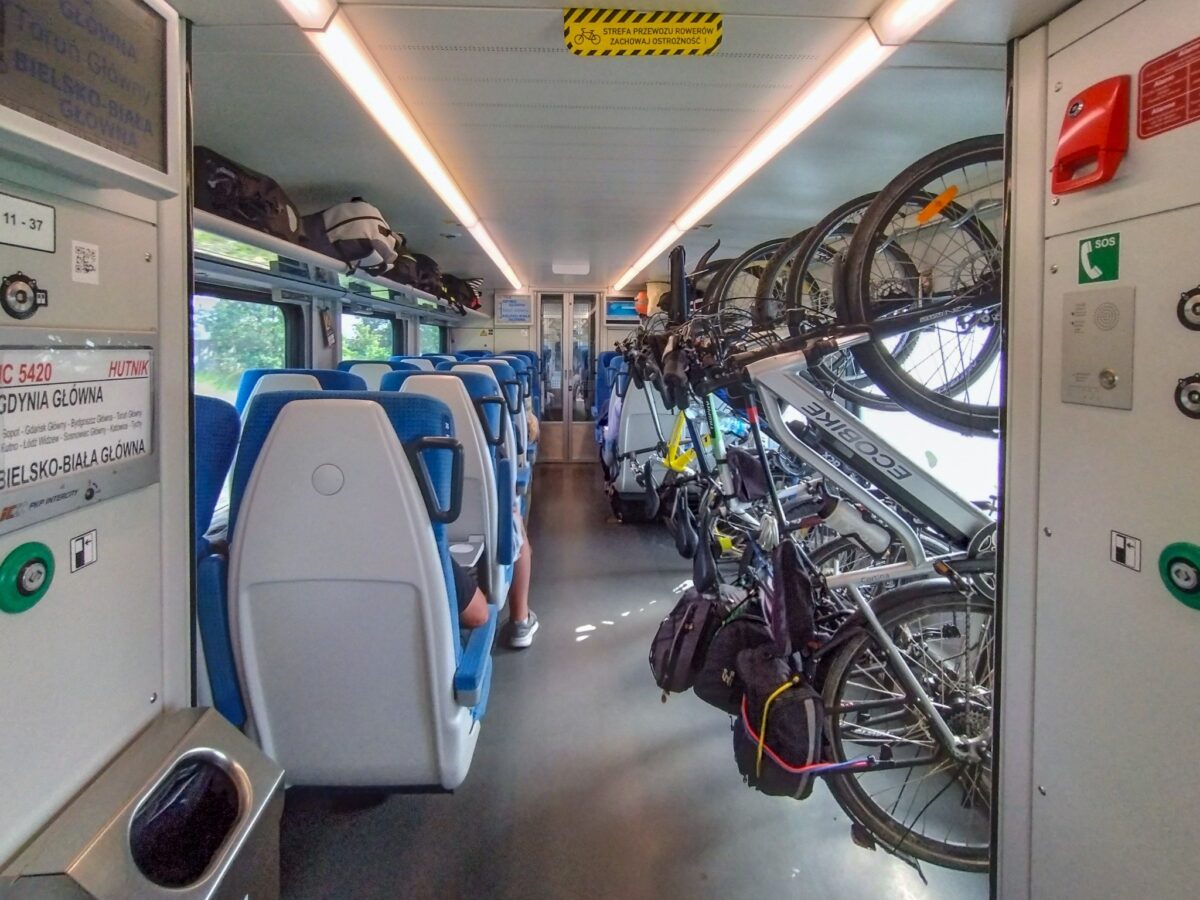 Wnętrze wagonu PKP InterCity z miejscami do przewozu rowerów/ fot: Krzysztof Popławski - Praca własna, CC BY 4.0