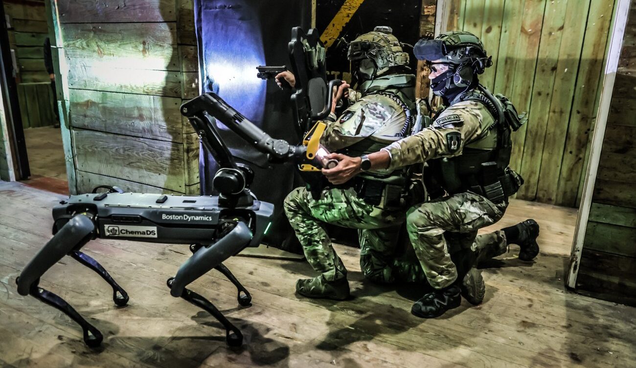 robot SPOT firmy Boston Dynamics w polskiej Policji/ fot: Marek Szałajski