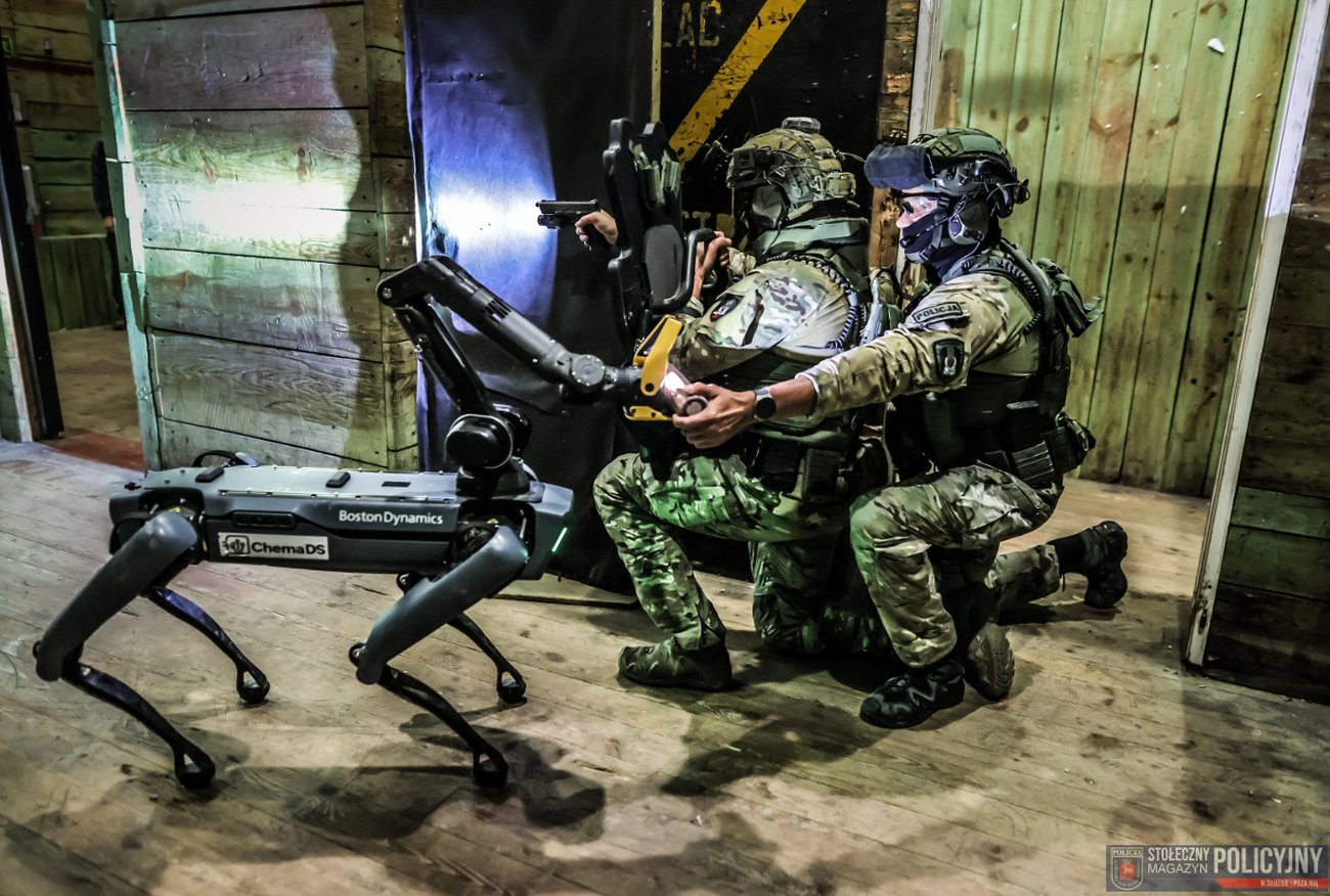 robot SPOT firmy Boston Dynamics w polskiej Policji/ fot: Marek Szałajski