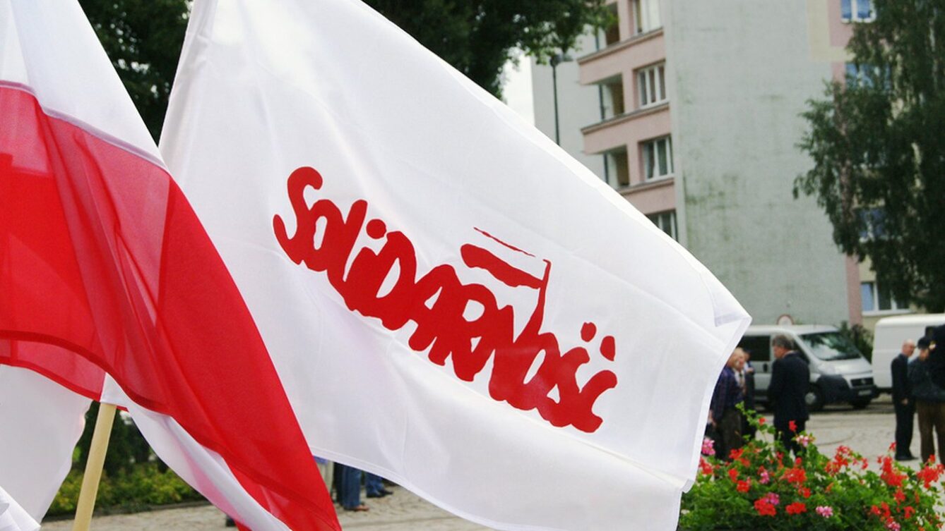 flaga NSZZ Solidarność/ Autorstwa Platforma Obywatelska RP from Polska - Flickr, CC BY-SA 2.0