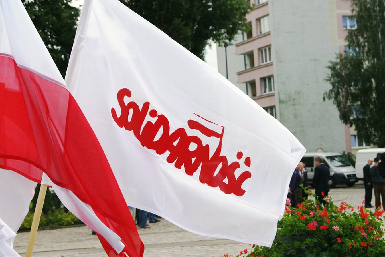 flaga NSZZ Solidarność/ Autorstwa Platforma Obywatelska RP from Polska - Flickr, CC BY-SA 2.0