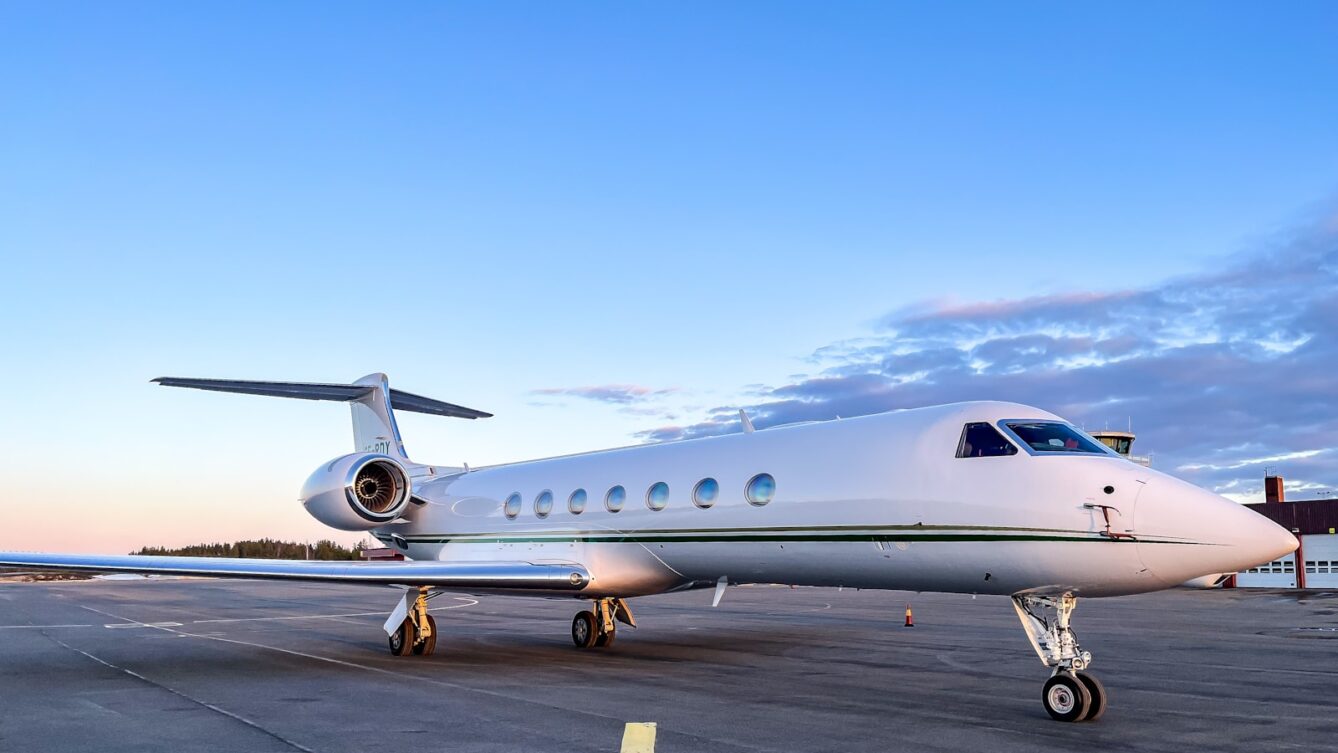 samolot biznesowy na płycie lotniska/ fot: Niklas Jonasson/ Unsplash
