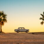samochód na pustyni/ fot: Mateo Giraud/ Unsplash