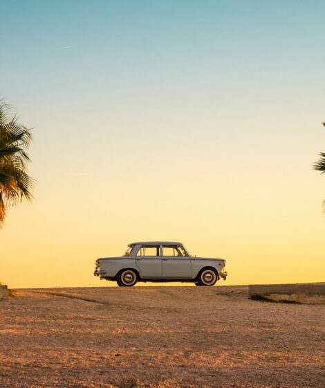 samochód na pustyni/ fot: Mateo Giraud/ Unsplash