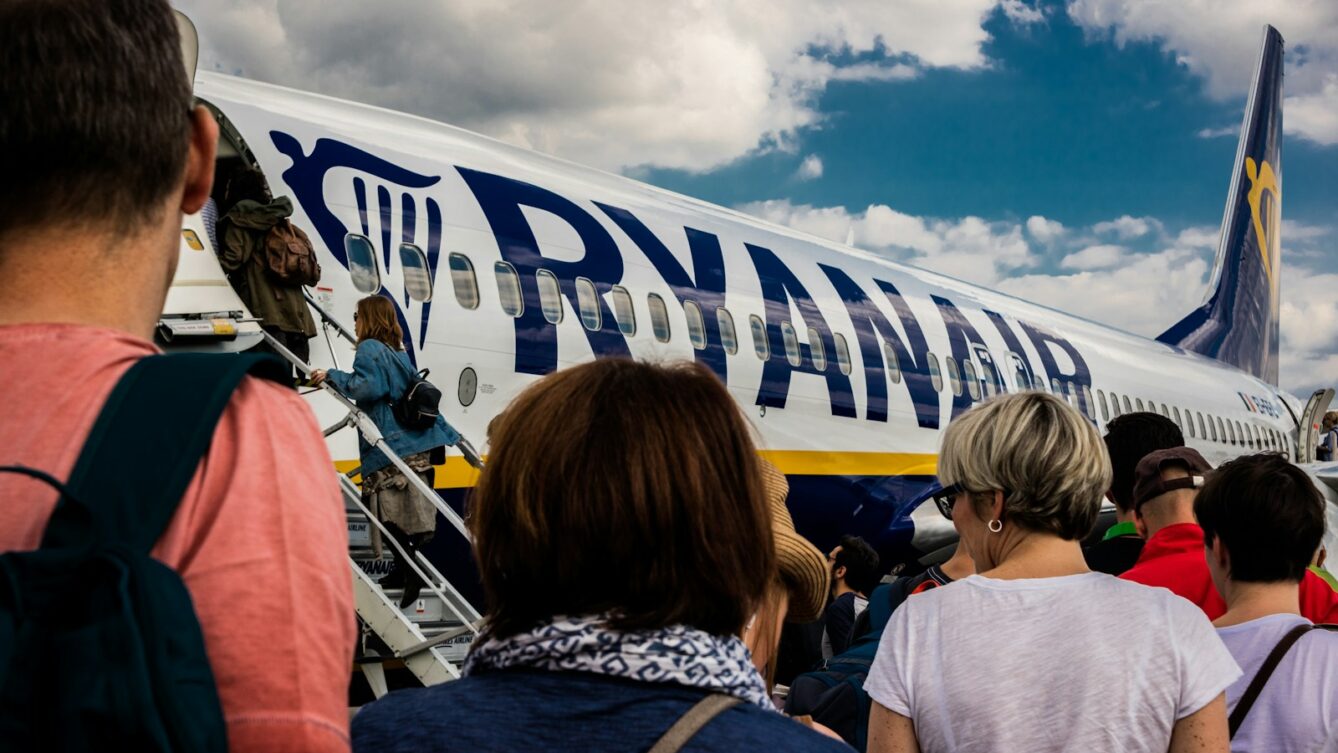 pasażerowie wsiadający do samolotu liniii Ryanair/ fot: Portuguese Gravity/ Unsplash