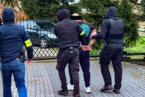 Policjanci CBŚP podczas zatrzymania członków grupy pseudokibiców na Pomorzu/CBŚP