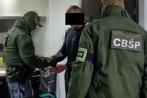Policjanci CBŚP podczas zatrzymania członków grupy pseudokibiców na Pomorzu/CBŚP
