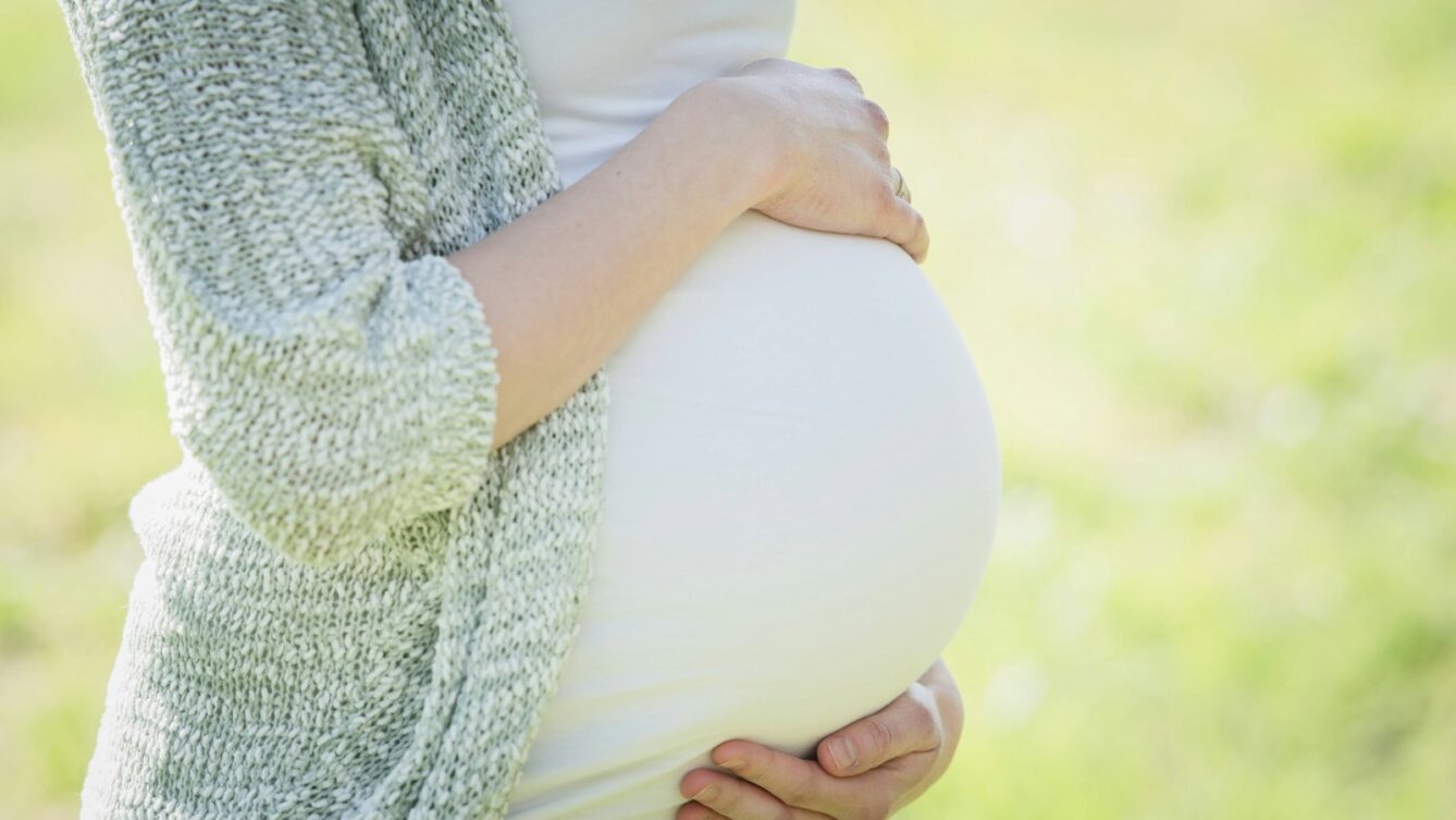 Nowe analizy z University of Aberdeen wskazują, że wczesne szczepienie przeciw HPV znacząco zmniejsza ryzyko poważnych powikłań ciążowych/  fot: Tim Kraaijvanger/ Unsplash