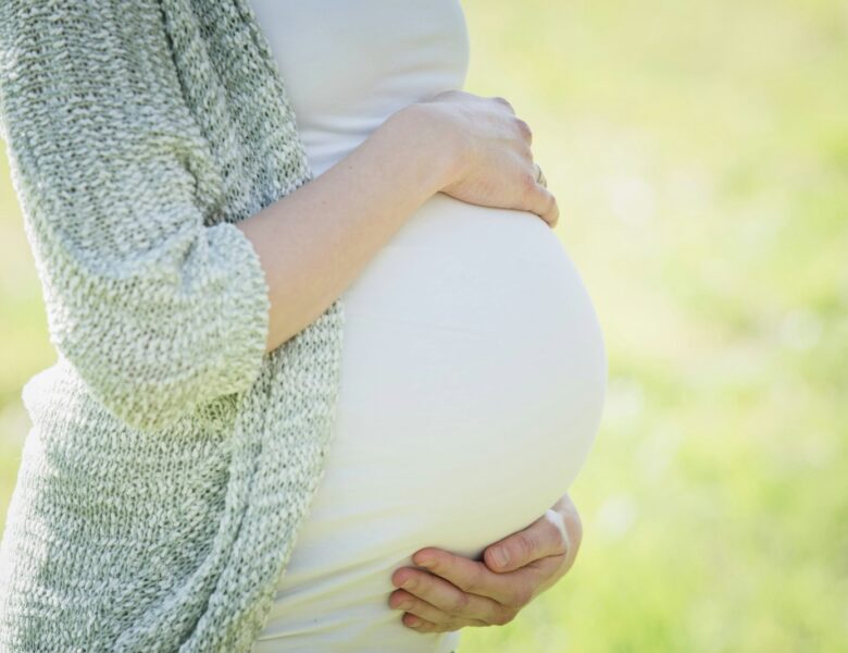 Nowe analizy z University of Aberdeen wskazują, że wczesne szczepienie przeciw HPV znacząco zmniejsza ryzyko poważnych powikłań ciążowych/ fot: Tim Kraaijvanger/ Unsplash