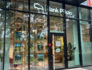 UOKiK nakazał Pekao S.A. wypłaty 300–2500 zł za opóźnione reklamacje z lat 2019–2023. Bank zarezerwował na ten cel prawie 100 mln zł. Na zdjęciu placówka banku przy ulicy Żubra 1 w Warszawie (2023), fot: Karolinabarszcz1 - Praca własna, CC BY-SA 4.0