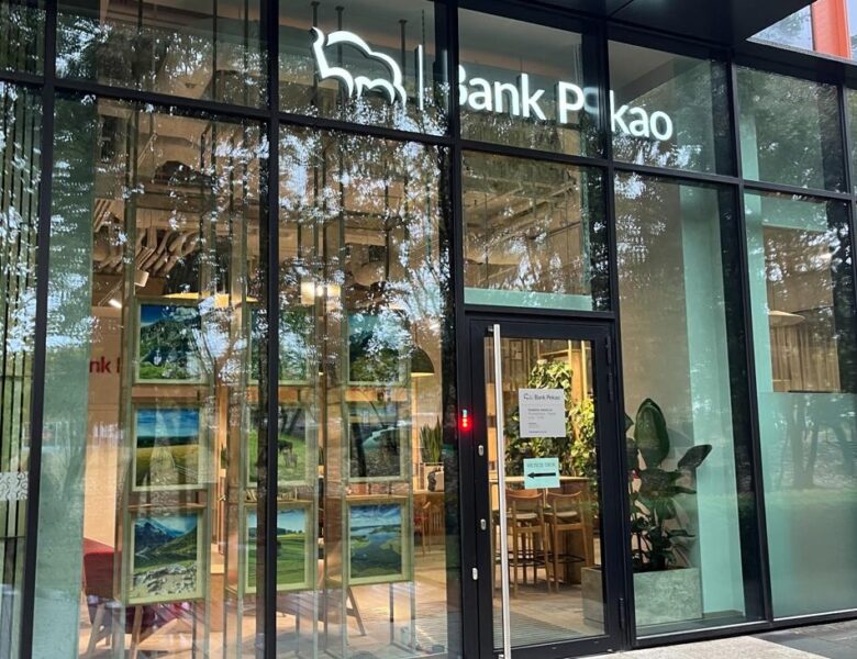 UOKiK nakazał Pekao S.A. wypłaty 300–2500 zł za opóźnione reklamacje z lat 2019–2023. Bank zarezerwował na ten cel prawie 100 mln zł. Na zdjęciu placówka banku przy ulicy Żubra 1 w Warszawie (2023), fot: Karolinabarszcz1 - Praca własna, CC BY-SA 4.0