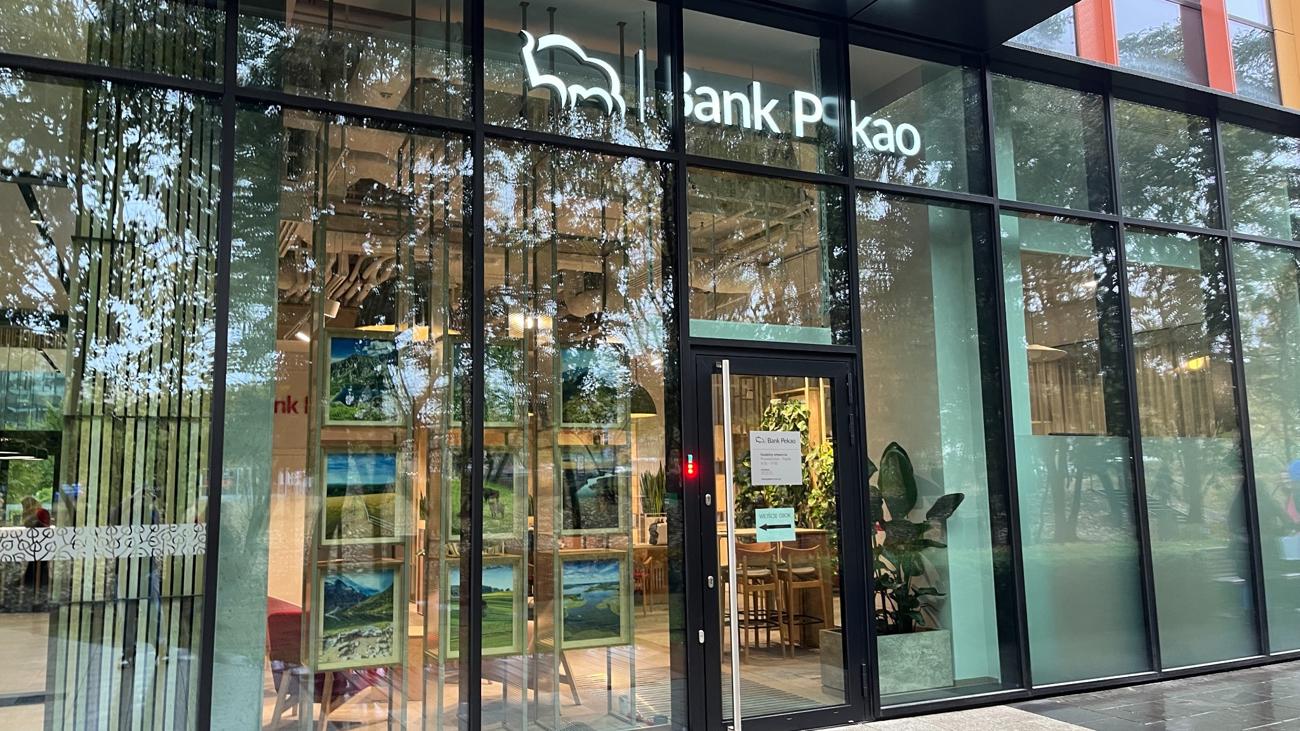 UOKiK nakazał Pekao S.A. wypłaty 300–2500 zł za opóźnione reklamacje z lat 2019–2023. Bank zarezerwował na ten cel prawie 100 mln zł. Na zdjęciu placówka banku przy ulicy Żubra 1 w Warszawie (2023), fot: Karolinabarszcz1 - Praca własna, CC BY-SA 4.0