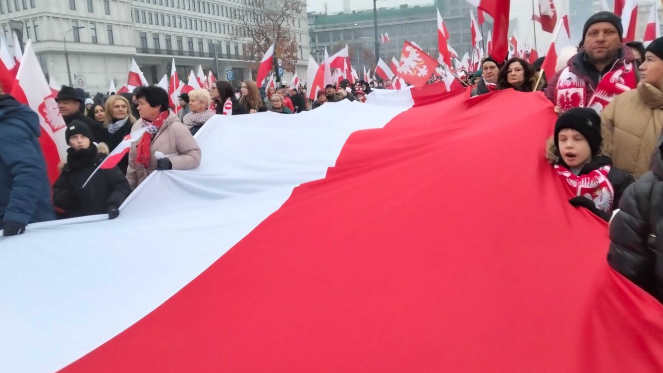 Uczestnicy Marszu Niepodległości niosący olbrzymią biało-czerwoną flagę narodową/ Autorstwa MOs810 - Praca własna, CC BY 4.0