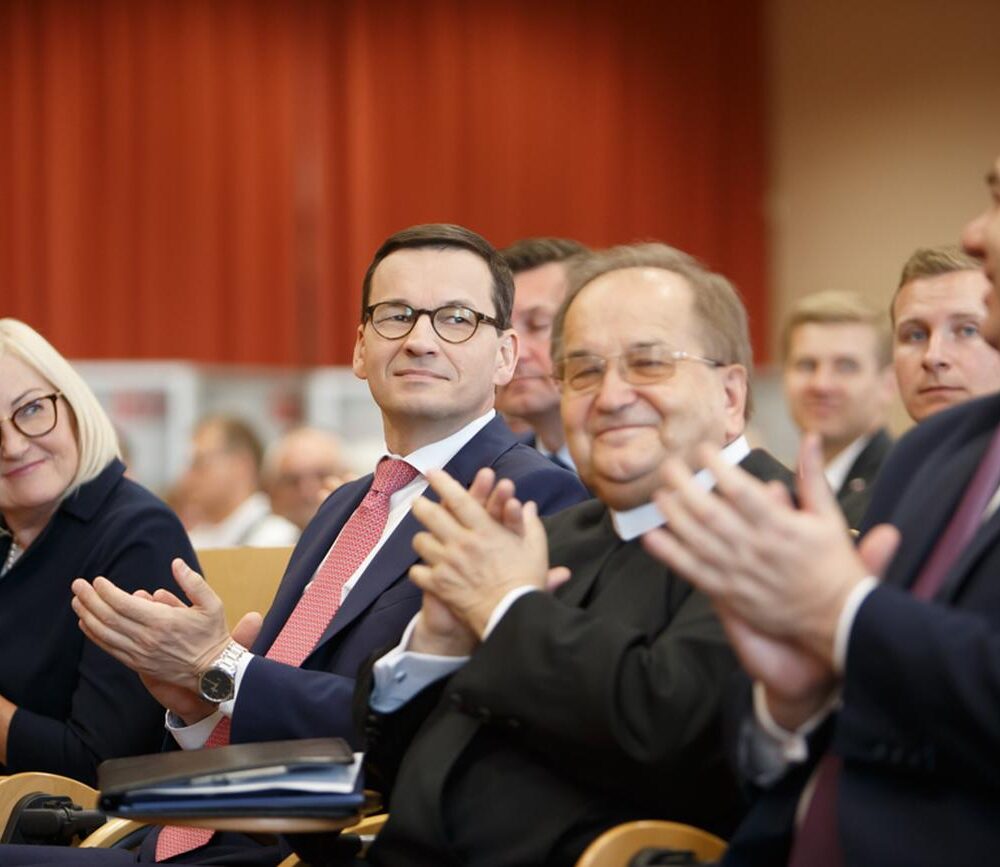 Tadeusz Rydzyk siedzący wśród polityków PiS podczas konferencji „Gospodarcza suwerenność”/ fot: KPRM, Domena publiczna