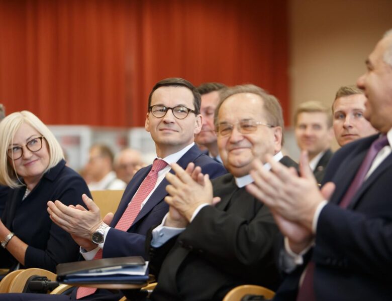 Tadeusz Rydzyk siedzący wśród polityków PiS podczas konferencji „Gospodarcza suwerenność”/ fot: KPRM, Domena publiczna