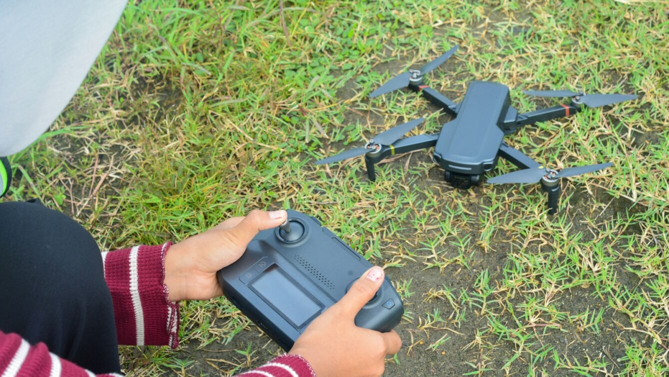 Operator drona przygotowuje sprzęt do lotu nad Warszawą/ fot: Ayudia Fatma/ Unsplash