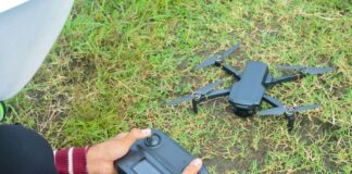 Operator drona przygotowuje sprzęt do lotu nad Warszawą/ fot: Ayudia Fatma/ Unsplash