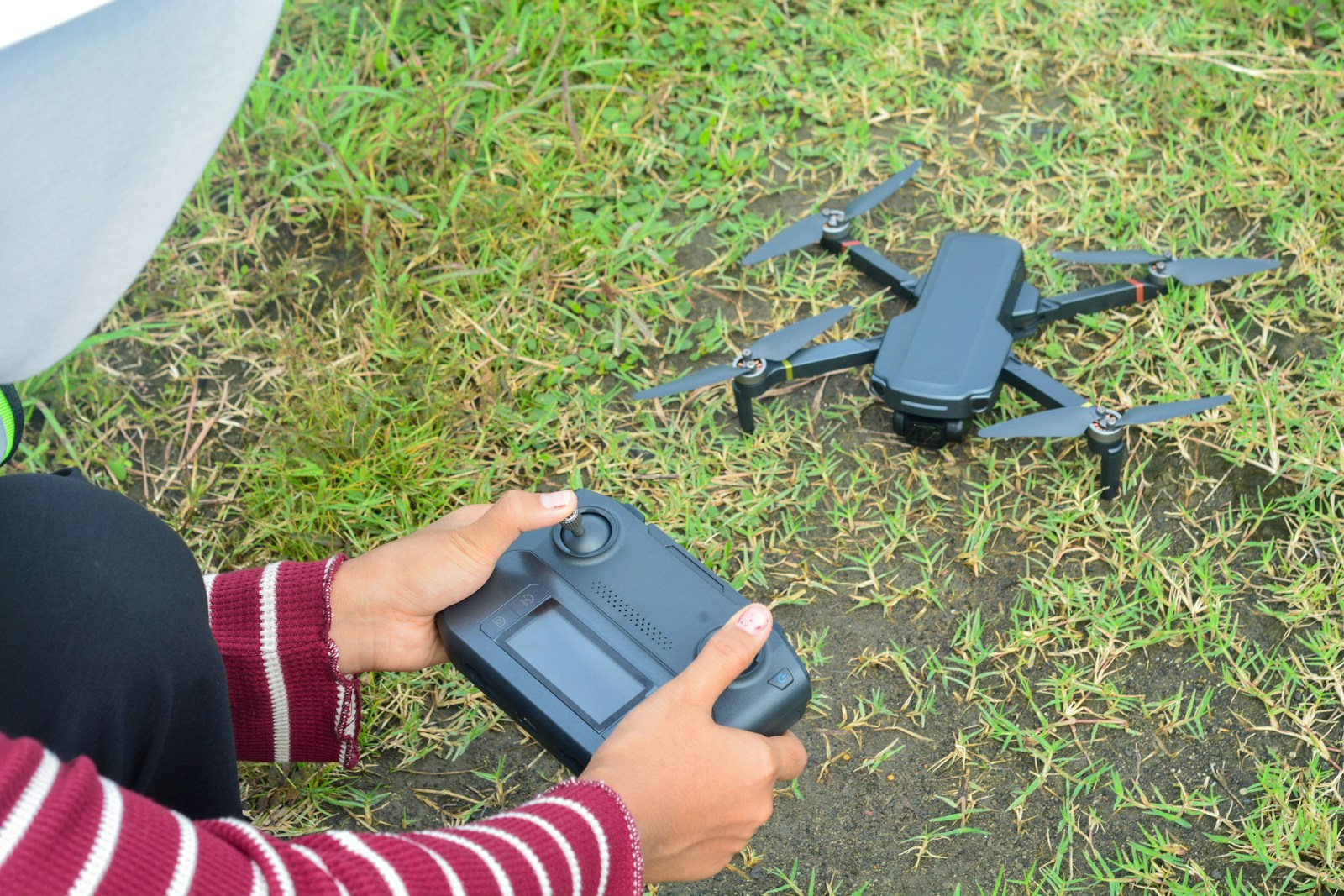 Operator drona przygotowuje sprzęt do lotu nad Warszawą/ fot: Ayudia Fatma/ Unsplash
