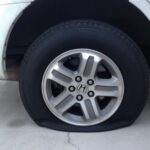 przebita opona w testach podnośników samochodowych podczas kontroli UOKiK 2025/ fot: Lee Ann Jackson/ Unsplash