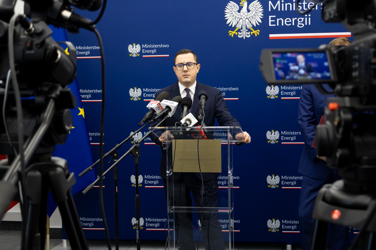 Rząd uspokaja odbiorców. Minister: „Prąd nie podrożeje od 1 stycznia”. Miłosz Motyka, Minister Energii podczas konferencji prasowej./ Ministerstwo Energii