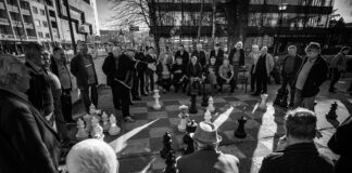 GUS pokazuje eksperymentalną symulację ludności do 2060 r. Polska może liczyć 28,4 mln mieszkańców. Analiza scenariuszy, struktury wieku i konsekwencji społecznych. Na zdj ęciu: gupa starszych osób grających w szachy/ fot: Aleksander Kracht-Winter/ Unsplasch