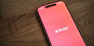 użytkownik przeglądający aplikację Tinder na smartfonie