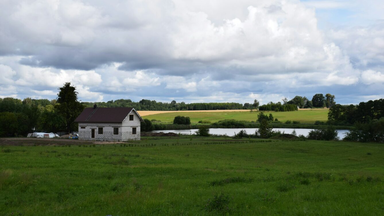 dom wśród zieleni/ fot: Yoel Winkler/ Unsplash