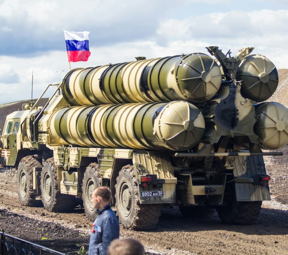 mobilna wyrzutnia rakiet na poligonie/ fot: Andy Cat/ Unsplash