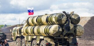 mobilna wyrzutnia rakiet na poligonie/ fot: Andy Cat/ Unsplash