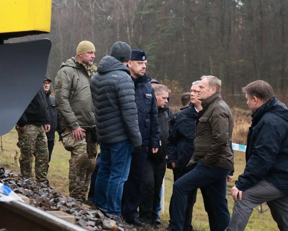 Premier RP Donald Tusk na miejscu eksplozji przy trasie kolejowej na trasie Warszawa - Lublin
