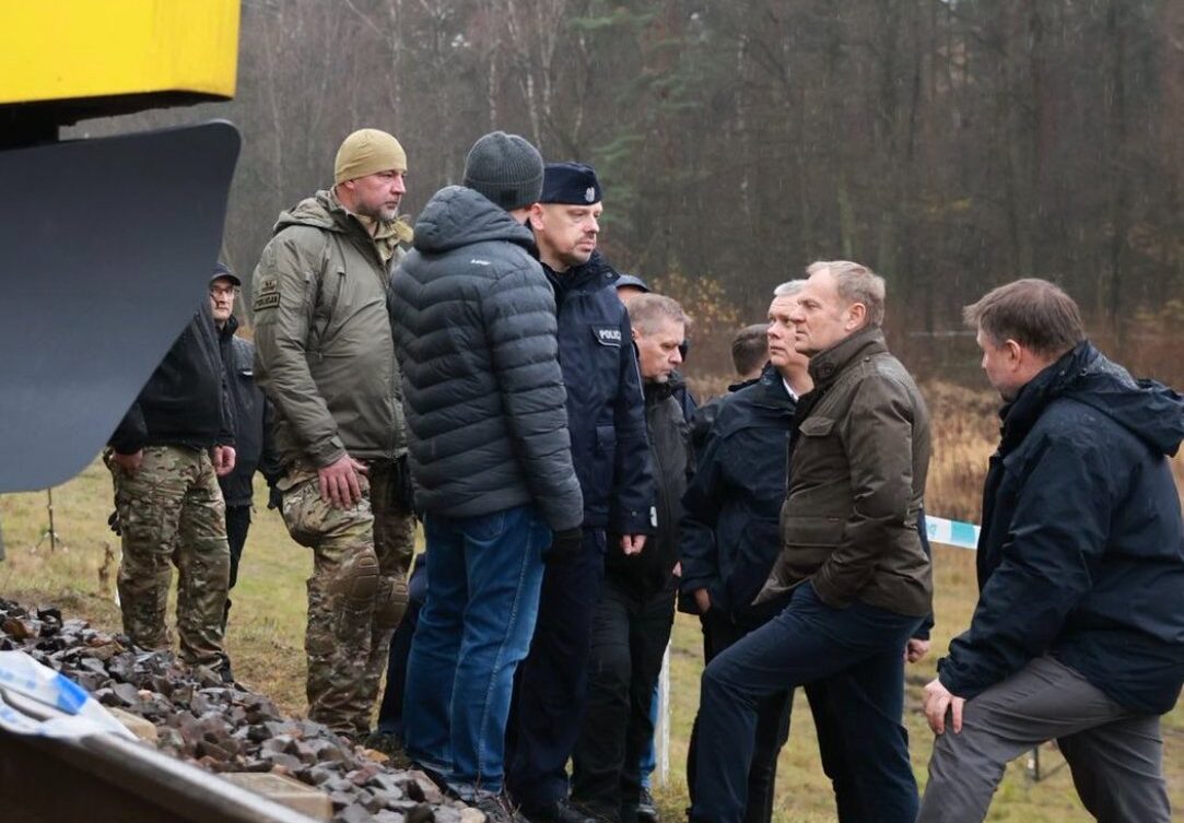 Premier RP Donald Tusk na miejscu eksplozji przy trasie kolejowej na trasie Warszawa - Lublin