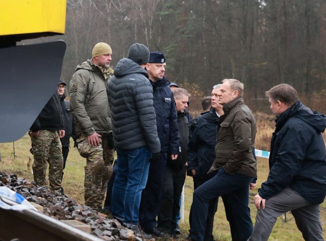 Premier RP Donald Tusk na miejscu eksplozji przy trasie kolejowej na trasie Warszawa - Lublin