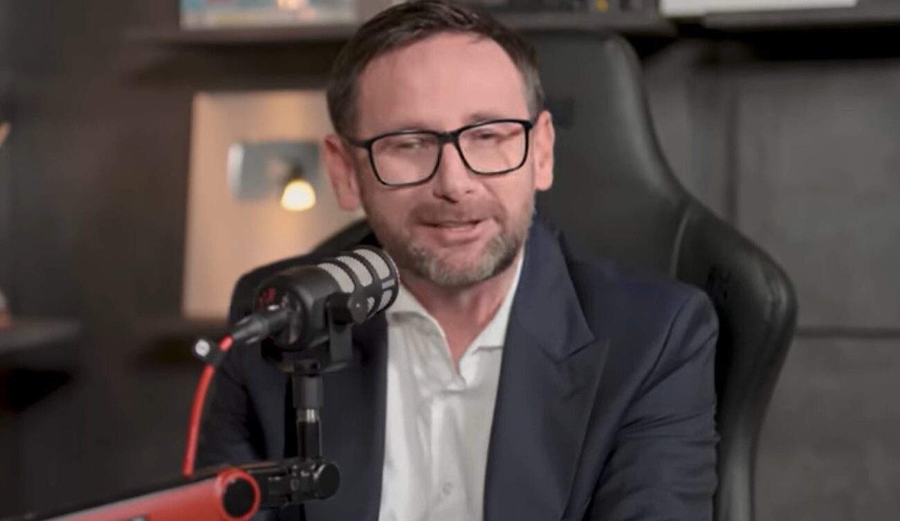 Daniel Obajtek podczas wywiadu  – były prezes Orlenu, któremu prokuratura postawiła zarzut nadużycia uprawnień/ źródło: zurnalista.pl/youtube.com